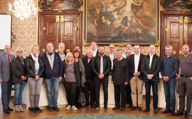 Eine Besuchergruppe bei der Landhausführung in der Landesstube