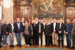 Eine Besuchergruppe bei der Landhausführung in der Landesstube