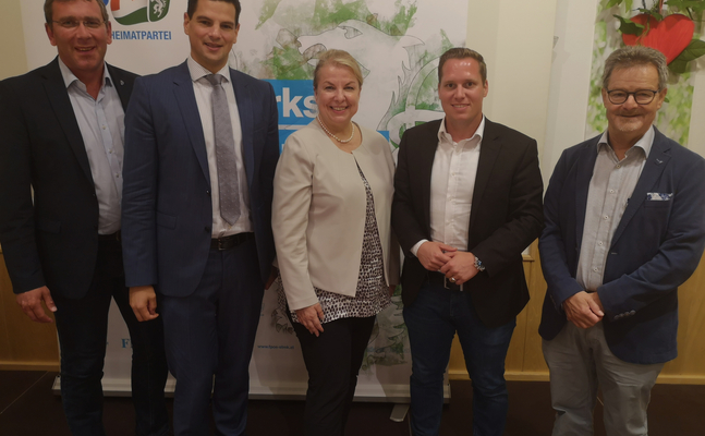 Foto mit regionalen FPÖ-Abgeordneten: v.l.n.r. LAbg. Arnd Meißl, NAbg. Hannes Amesbauer, BM Beate Hartinger-Klein, LAbg. Marco Triller und Bundesrat Gerd Krusche. (© Pensl)