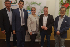 Foto mit regionalen FPÖ-Abgeordneten: v.l.n.r. LAbg. Arnd Meißl, NAbg. Hannes Amesbauer, BM Beate Hartinger-Klein, LAbg. Marco Triller und Bundesrat Gerd Krusche. (© Pensl)