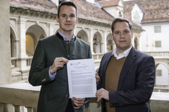 Foto von Klubobmann Stefan Hermann und Kontrollausschussobmann Marco Triller mit dem Prüfantrag (© FPÖ Steiermark)