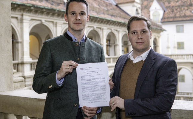 Foto von Klubobmann Stefan Hermann und Kontrollausschussobmann Marco Triller mit dem Prüfantrag (© FPÖ Steiermark)