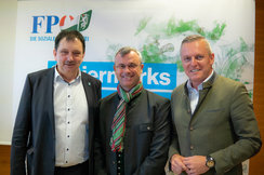 (v.l.n.r.): LAbg. Anton Kogler, Bundesminister Norbert Hofer und Bundesminister Mario Kunasek bei der Pressekonferenz in Hartberg. |©FPÖ Steiermark/Wallner.