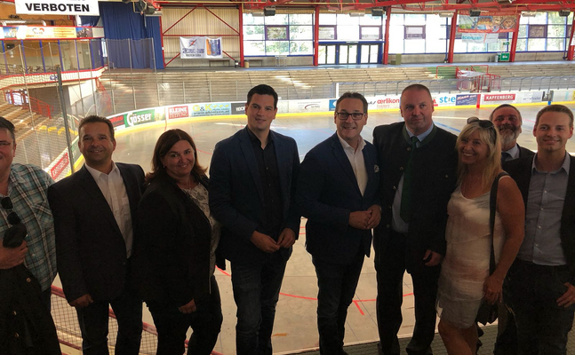 Vizekanzler Heinz-Christian Strache und NAbg. Hannes Amesbauer mit Vertretern der FPÖ Kapfenberg direkt in der Eishalle. (©FPÖ) 