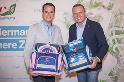 Foto zur Schultaschen-Aktion: FPÖ-Landesparteiobmann Mario Kunasek und FPÖ-Klubobmann Stefan Hermann verschenken Schultaschen an steirische „Taferlklassler“.