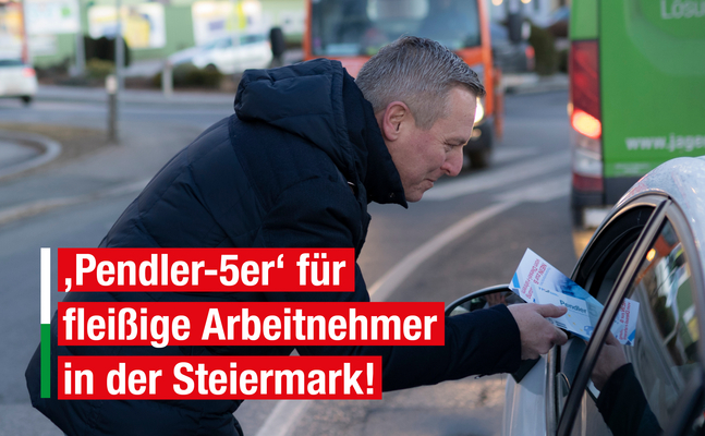 Mario Kunasek beim Verteilen des „Pendler-5ers“ in Gössendorf