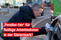 Mario Kunasek beim Verteilen des „Pendler-5ers“ in Gössendorf