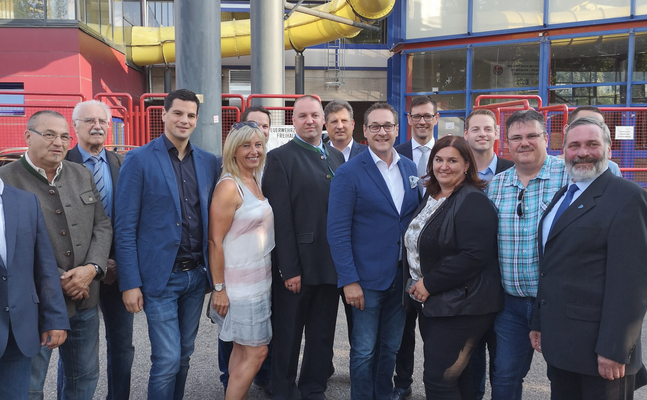 Vizekanzler Heinz-Christian Strache und NAbg. Hannes Amesbauer mit Vertretern der FPÖ Kapfenberg vor der Eis- und Mehrzweckhalle. (© FPÖ)