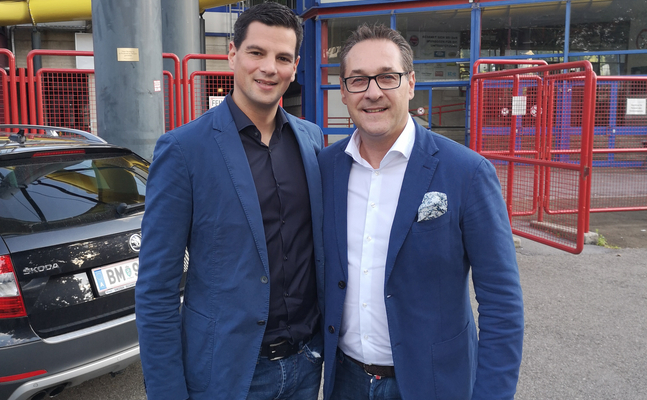 NAbg. Hannes Amesbauer mit Vizekanzler Heinz-Christian Strache direkt vor der Eishalle. (©FPÖ)