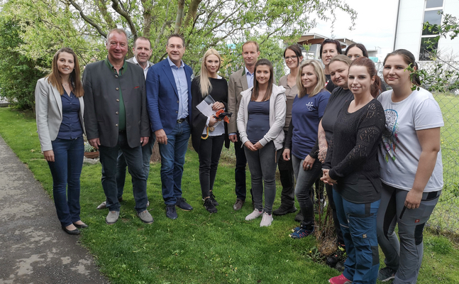 LAbg. Moitzi, NAbg. Zanger, EU-Spitzenkandidat Vilimsky, Vizekanzler Strache und FPÖ-Tierschutzbeauftragte Strache mit den Mitarbeitern des Tierheimes Murtal / © FPÖ 