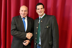 Landesparteiobmann-Stellvertreter und FPÖ-Bezirksparteiobmann Hannes Amesbauer mit dem neuen FPÖ-Bürgermeister Willibald Ebner.