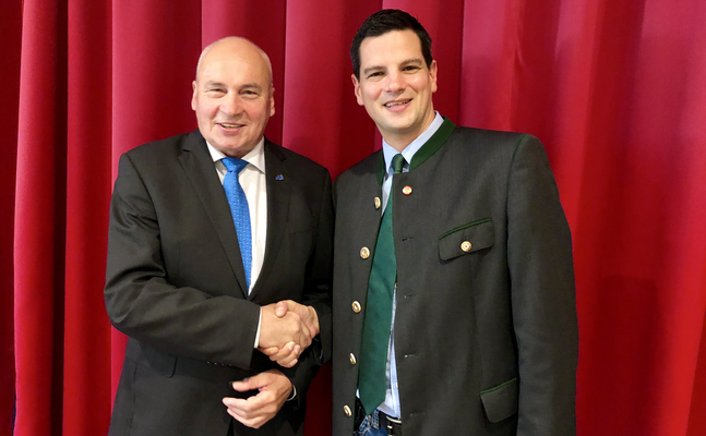 Landesparteiobmann-Stellvertreter und FPÖ-Bezirksparteiobmann Hannes Amesbauer mit dem neuen FPÖ-Bürgermeister Willibald Ebner.