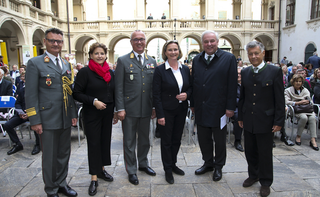 v.l.n.r: Kapellmeister Kausz, LRin Lackner, Militärkommandant Zöllner, LTPin Vollath, LH Schützenhöfer, 3. LTP Kurzmann