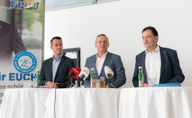 (v.l.n.r.): LPS Stefan Hermann, LPO Mario Kunasek und LGF Anton Kogler bei der Plakatpräsentation. |©FPÖ Steiermark/Wallner.