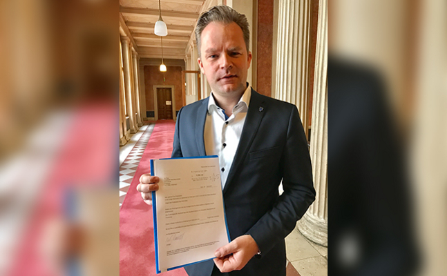 Foto von Walter Rauch mit der Petition (©FPÖ Steiermark/Wagner)