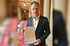 Foto von Walter Rauch mit der Petition (©FPÖ Steiermark/Wagner)