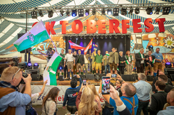 FPÖ-Abgeordnete auf der Bühne am Schluss der Veranstaltung | © Mario Gimpel
